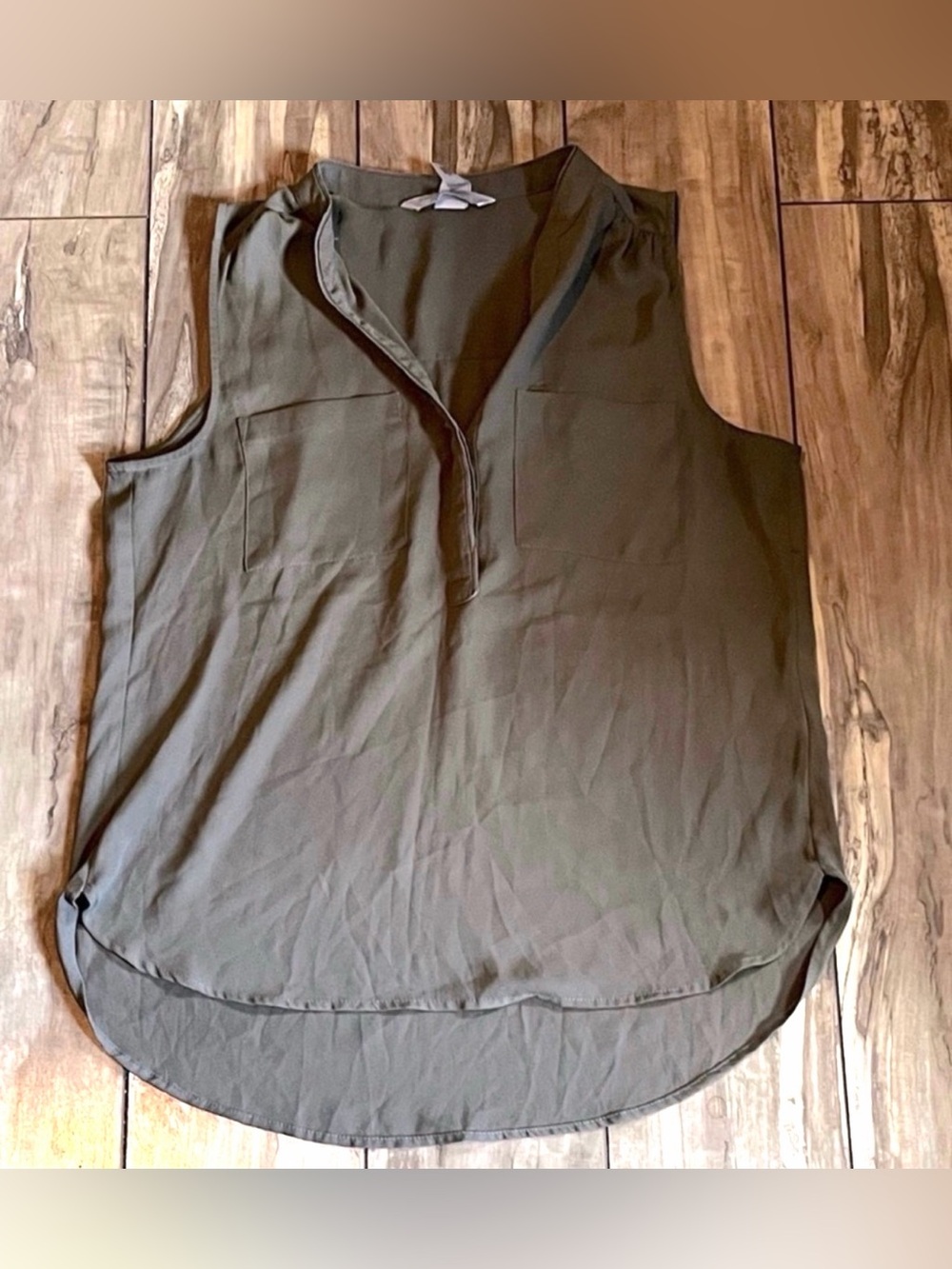 H&M women's sleeveless olive green v-neck blouse size 6